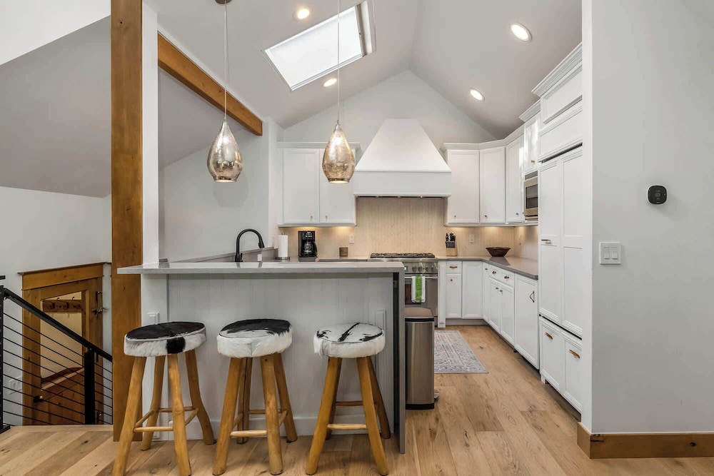 Evergreen Escape Home for 12