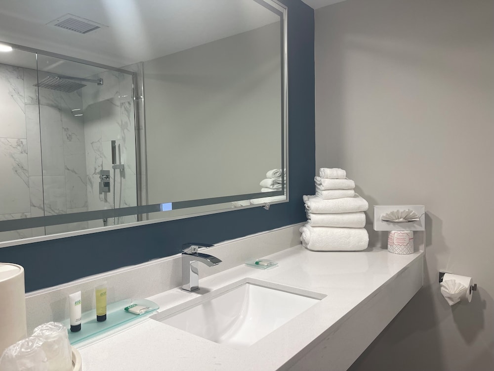 Bloomington Vacations - The Chateau Hotel and Conference Center - Property Image 77