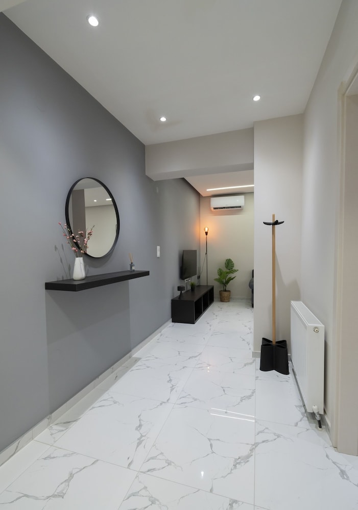 Central Cozy Home by Rentals Pro