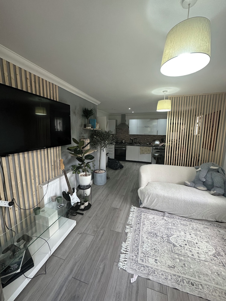 Charming Mi Casa Es Tu Casa 2-bed in Dagenham