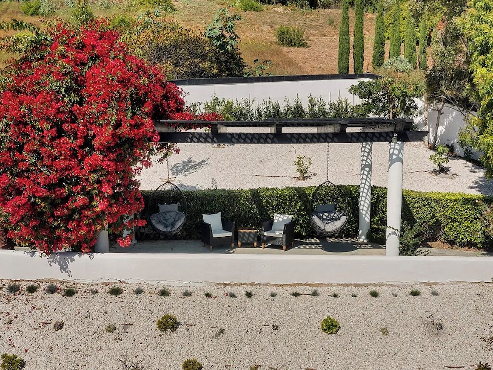 Villa Costera - Tree-lined Tranquility: 3-level Entertainer's Dream