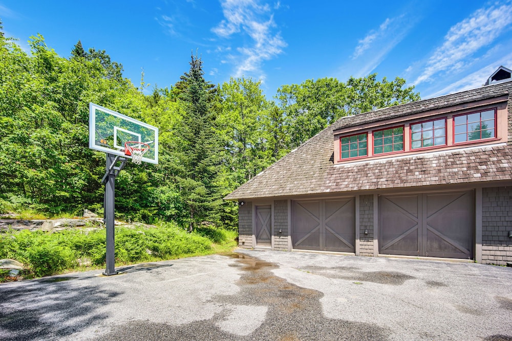 Group-friendly Newbury Stunner: Home Gym, Hot Tub!