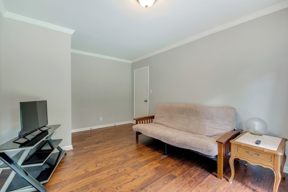 Inviting Home w/ Backyard: 8 Mi to Dtwn Atlanta!