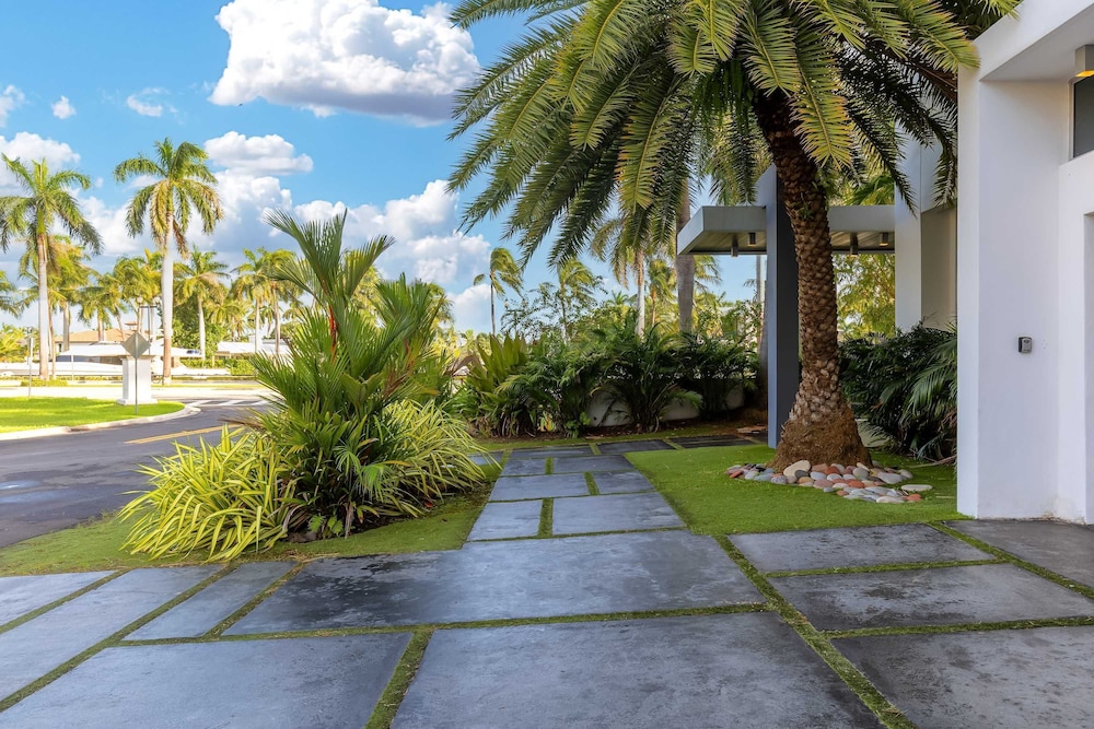 Modern Waterfront Mansion in the Heart of Las Olas Minutes From the Beach