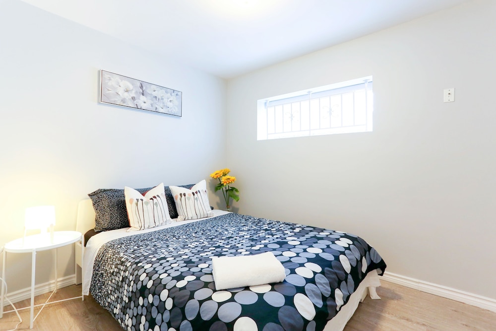 Family Home-Metrotown by Elevate Rooms - Image 4