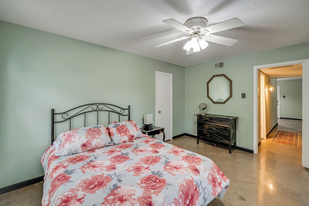 3 Mi to Dtwn Dallas: Condo w/ Walkable Location!