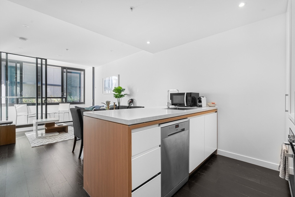 City Escape With Balcony & Resort-style Amenities