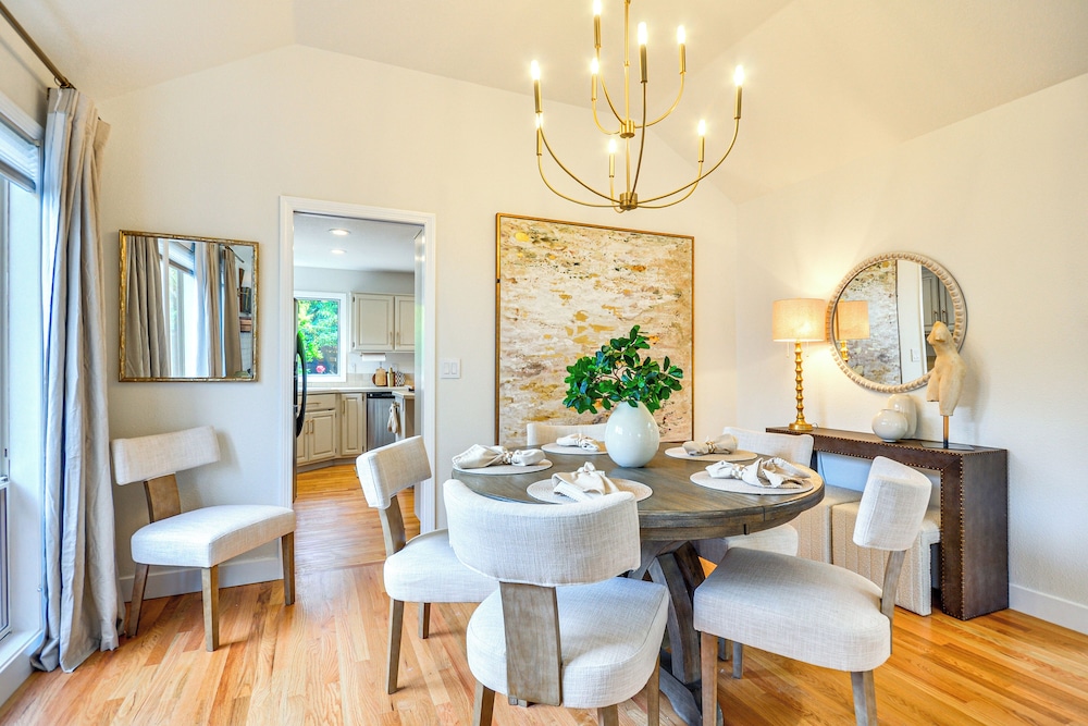 Near Shops & Cafes: Beaverton Haven w/ Luxe Decor!