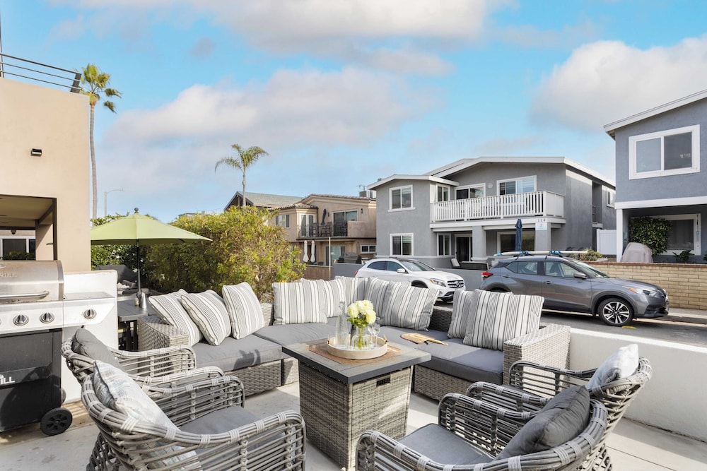 Sandy by Avantstay Oceanview, Steps to Beach Patio w/ Fire Pit + Dining Area