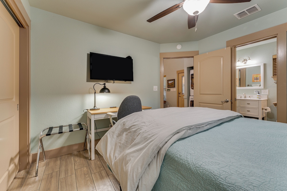 Jack's Cottage: Backyard Oasis in New Braunfels!