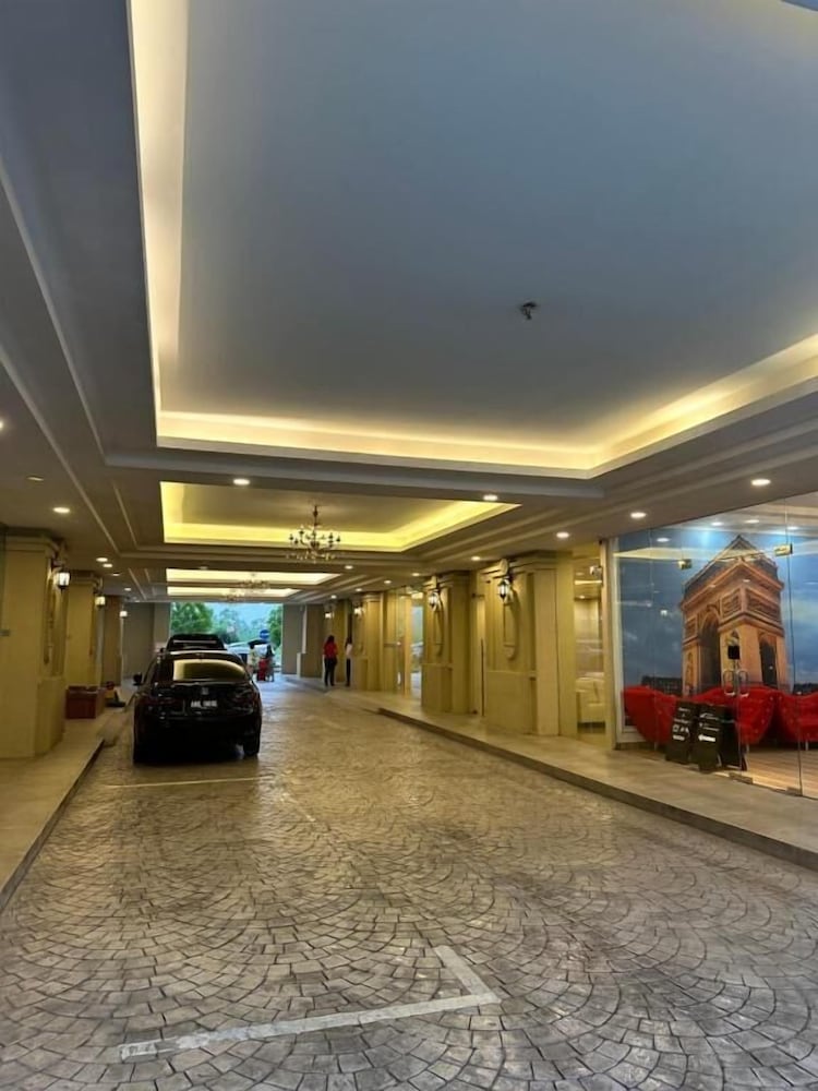 Champs Elysees Homestay by Landmark