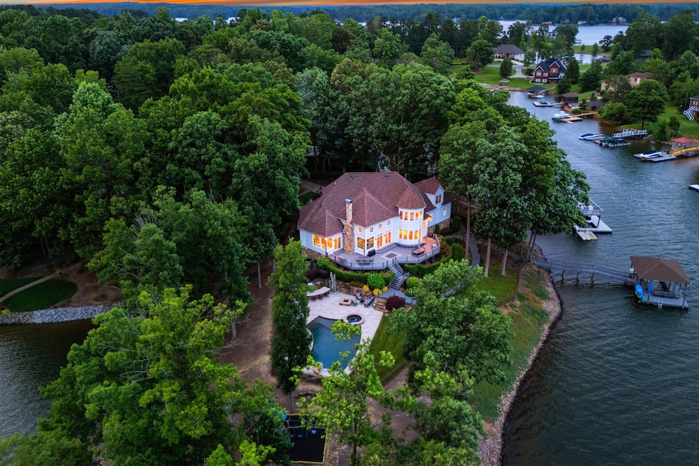 Paradise Pointe by Avantstay Lakefront Views Playset