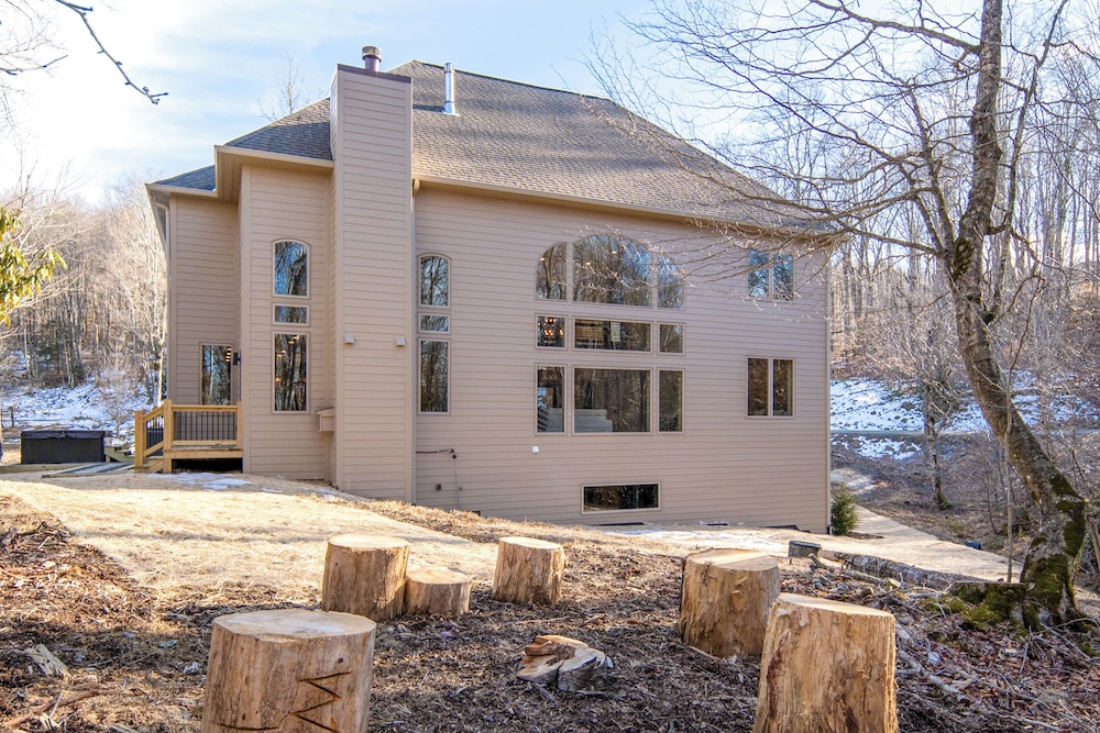 2 Mi to Beech Mtn Resort! 8,000-sq-ft Luxe Escape