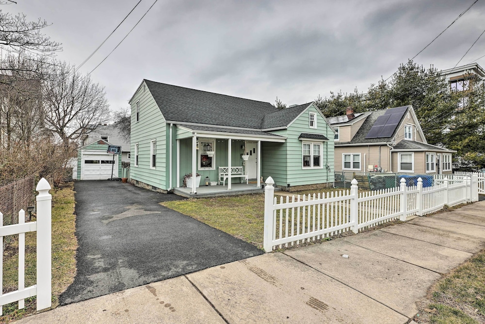 Bridgeport Vacations - Bridgeport Vacation Rental - Walk to Beach! - Property Image 2