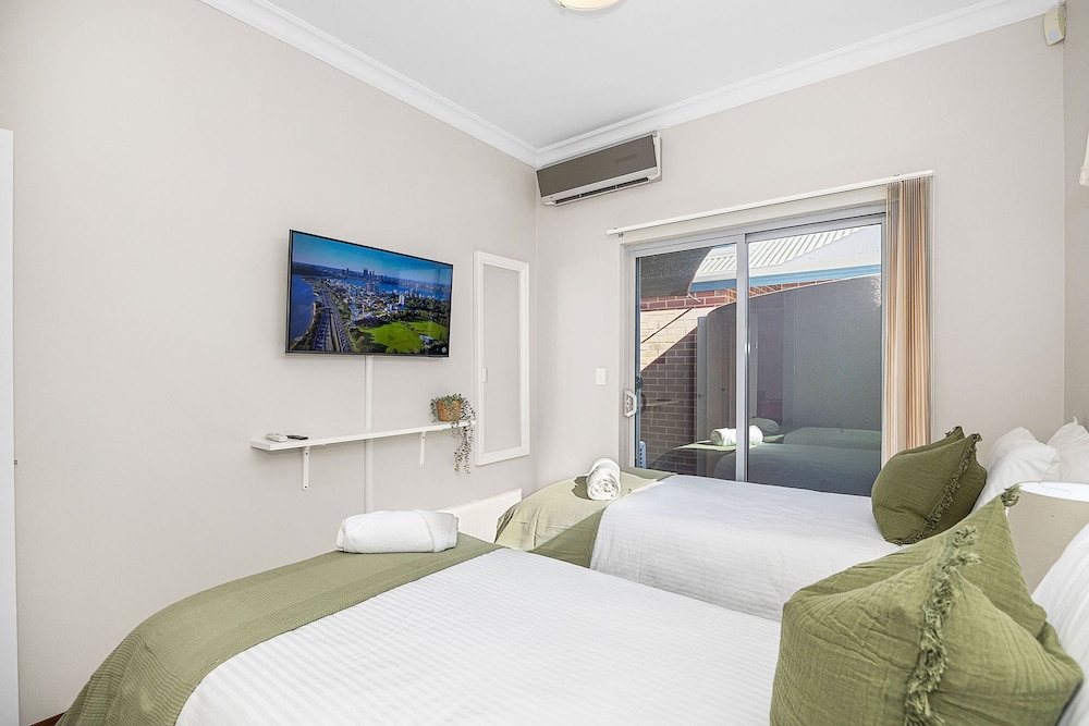 Designer Luxury 3brd - Epic Views - South Perth