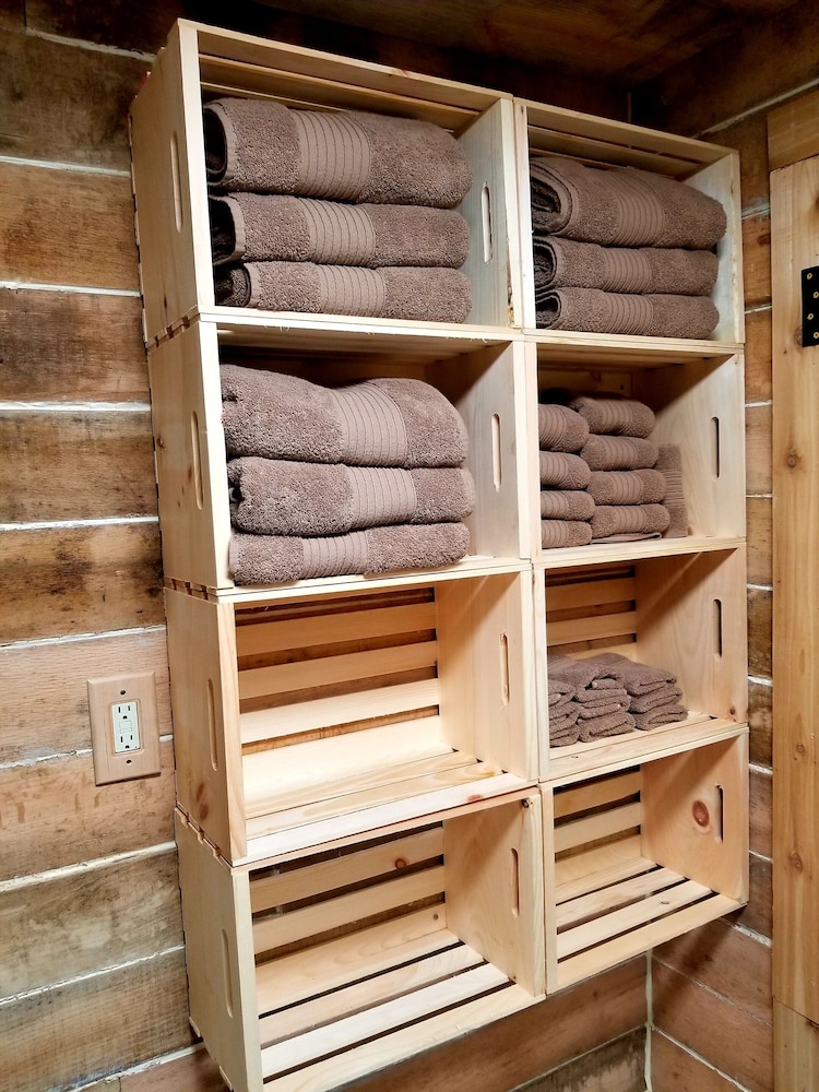 Bear Creek Lodge and Cabins in Helen Ga - Pet Friendly, River on Property, Walking Distance to downtown Helen