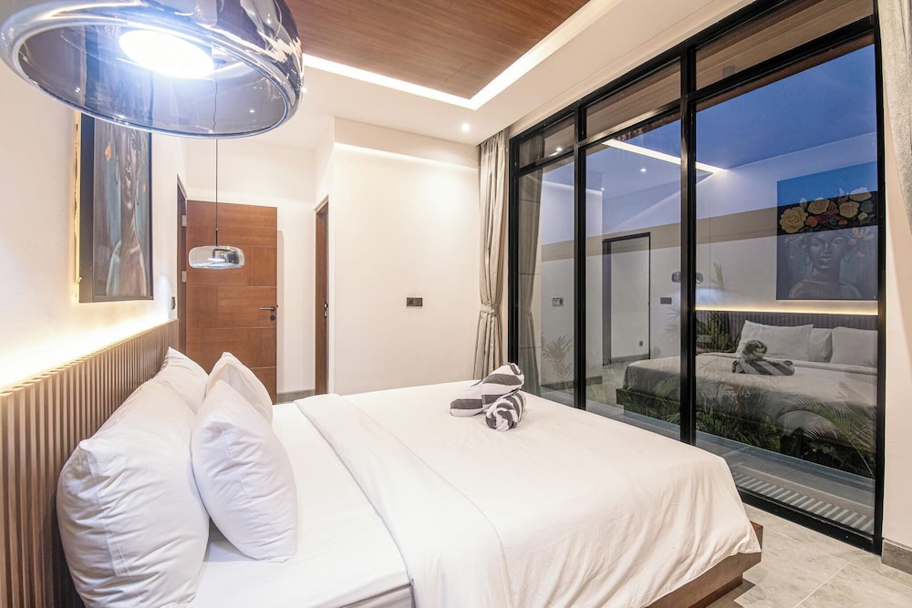 Tropical Elegance 5BR Canggu Villa Near Beach