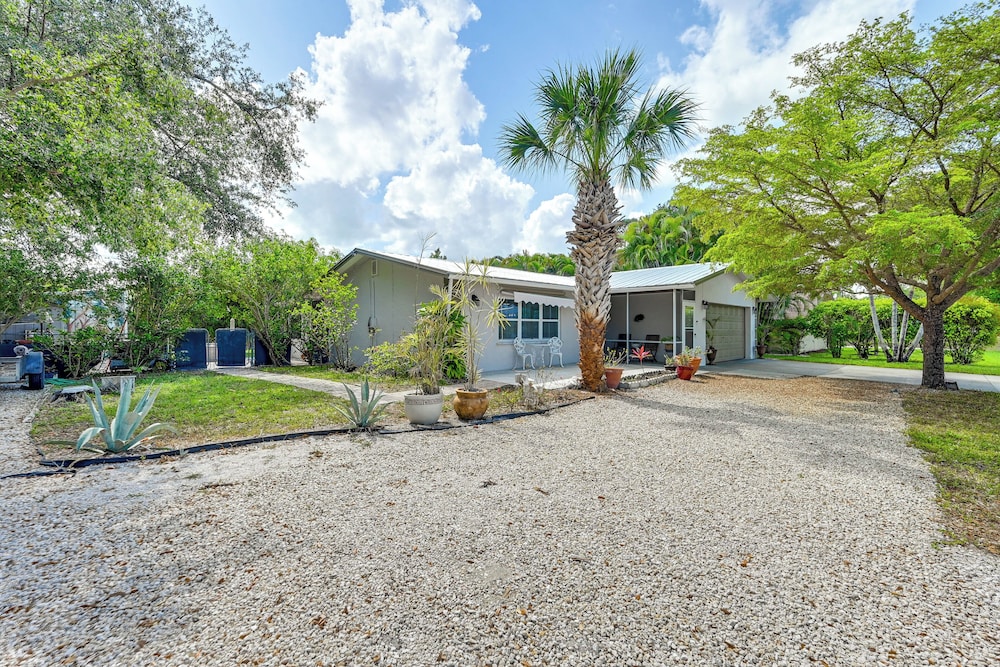 1 Mi to Dtwn Bonita Springs: Home w/ Lush Yard!