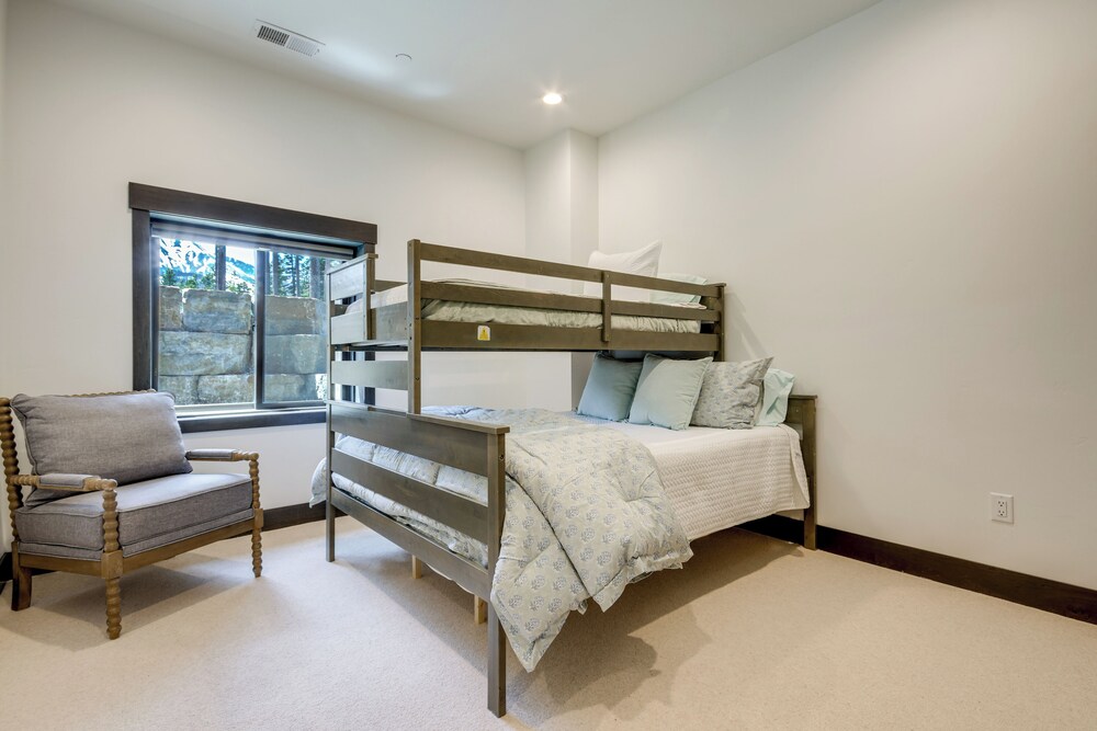 2 Mi to Big Sky Resort: Luxe Mtn-view Retreat!