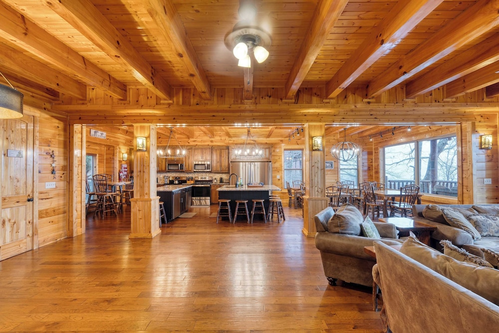 100 Guests Blackthorn: Sister Smokies Homes Luxury Mountain Retreat