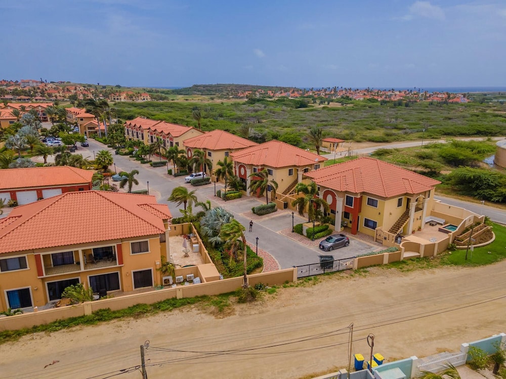 2br2ba Townhome With Pools GYM Gold Coast