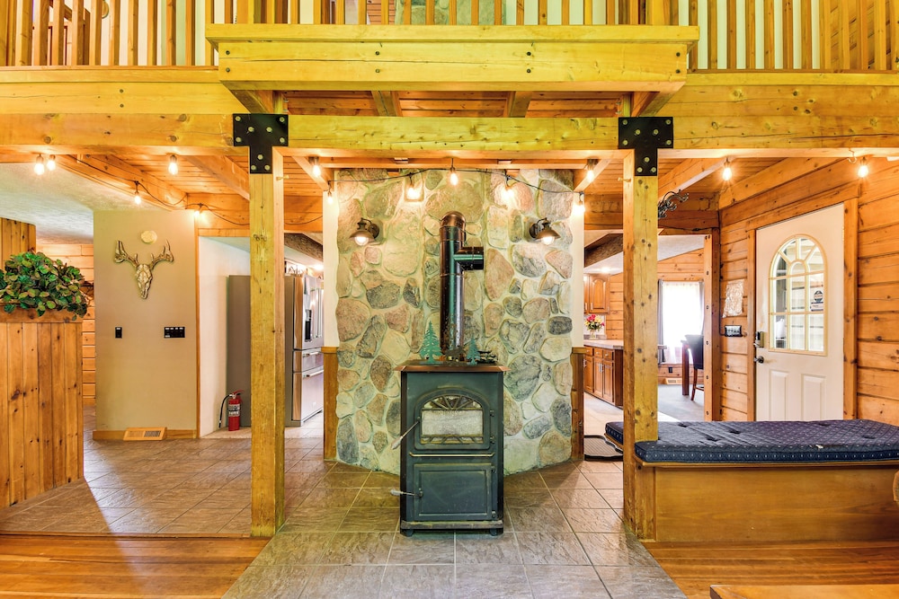 Private Hannibal Cabin With Sauna & Hot Tub!