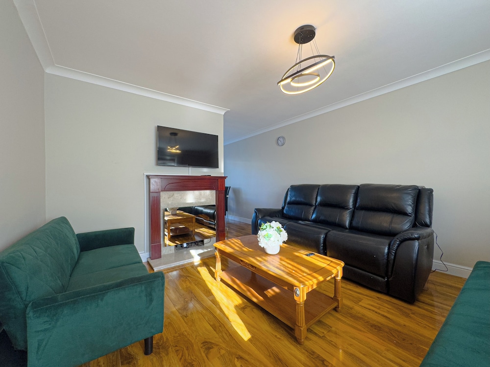 House - Sleeps 7, Private Garden & Parking