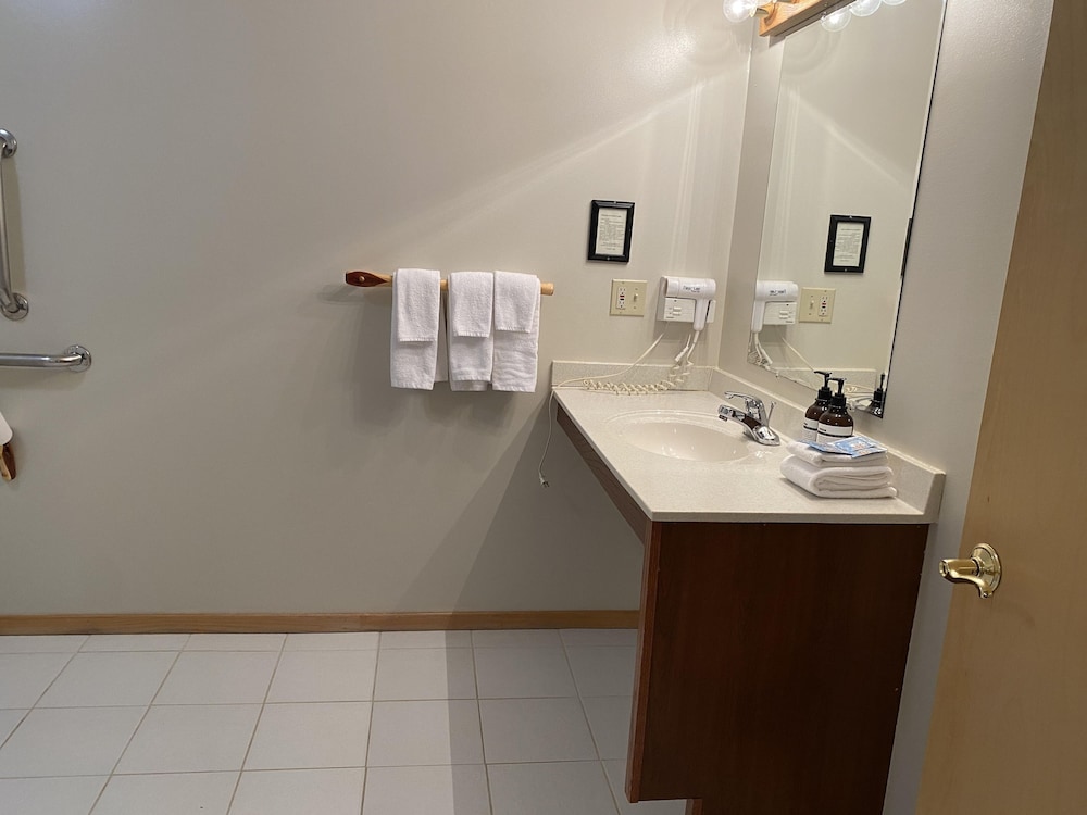 Gunflint Lodge & Outfitters