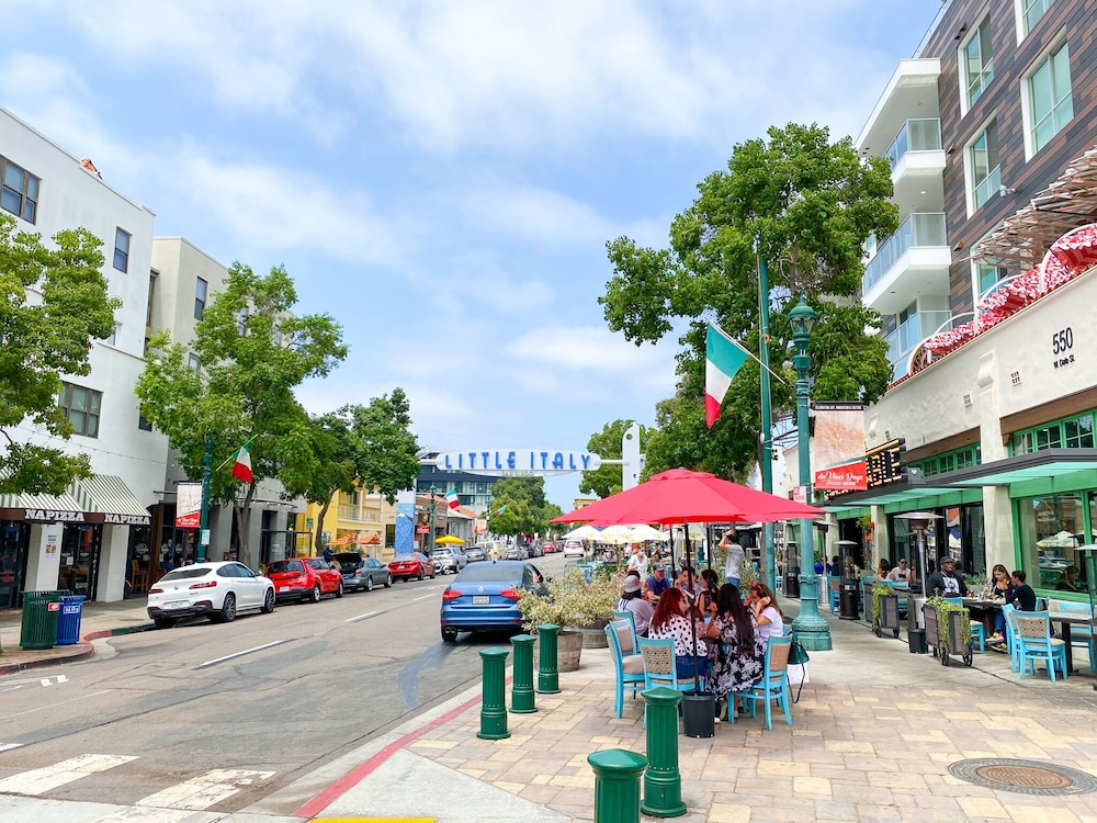 International Travelers House Hostel \- Downtown San Diego Little Italy.
