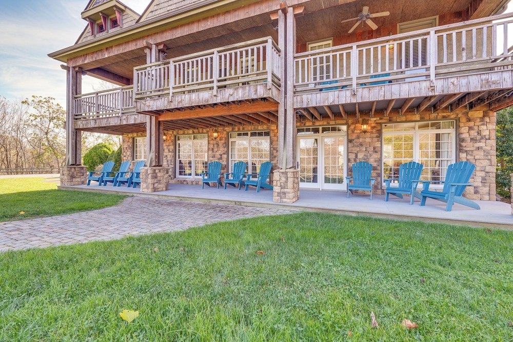 Private Hot Tub: 'bays View Lodge' in Kingsport!