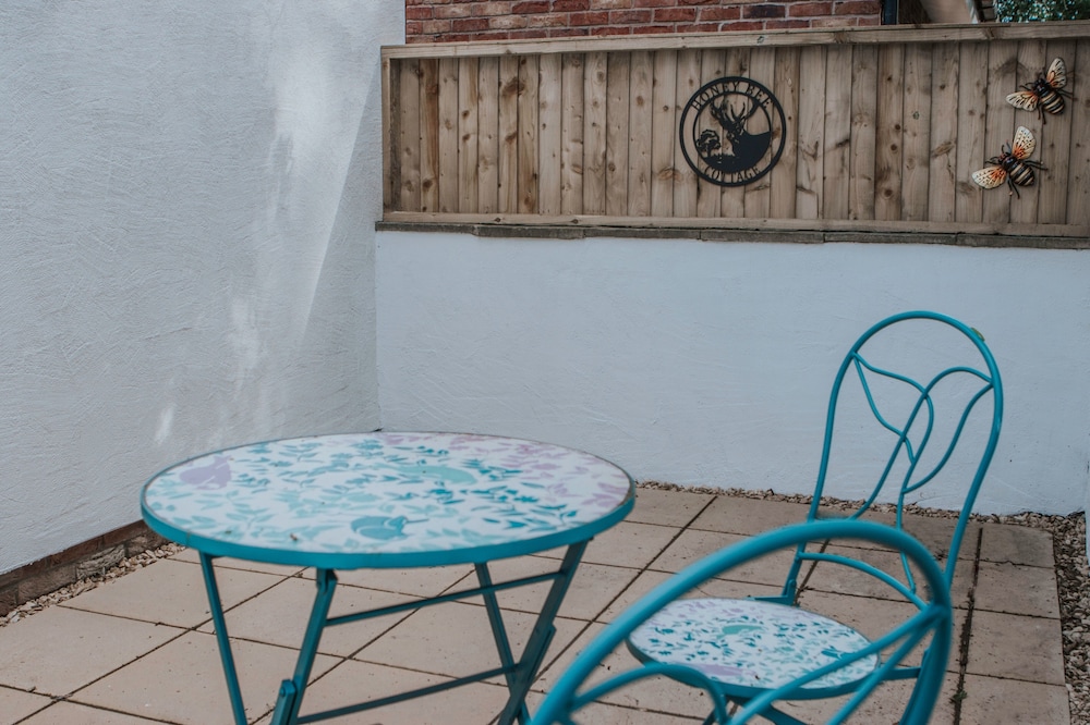 Honey Bee Cottage, Tiny House, Welshpool