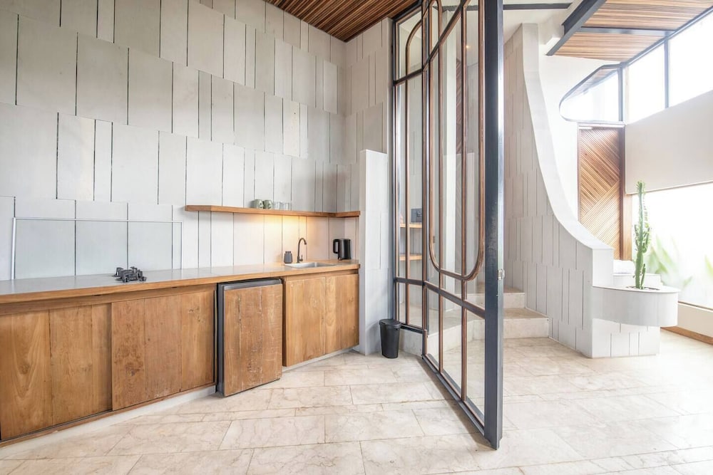Modern 1-br Loft With Art Deco Vibe Shared Pool