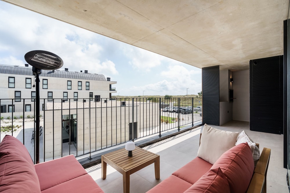 Green Coast Beachfront Retreat by Minho s Guest