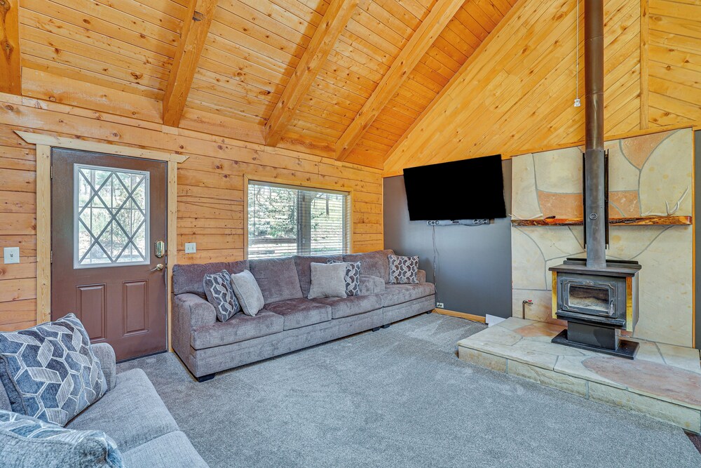 Alpine Cabin w/ Deck: 3 Mi to Luna Lake!