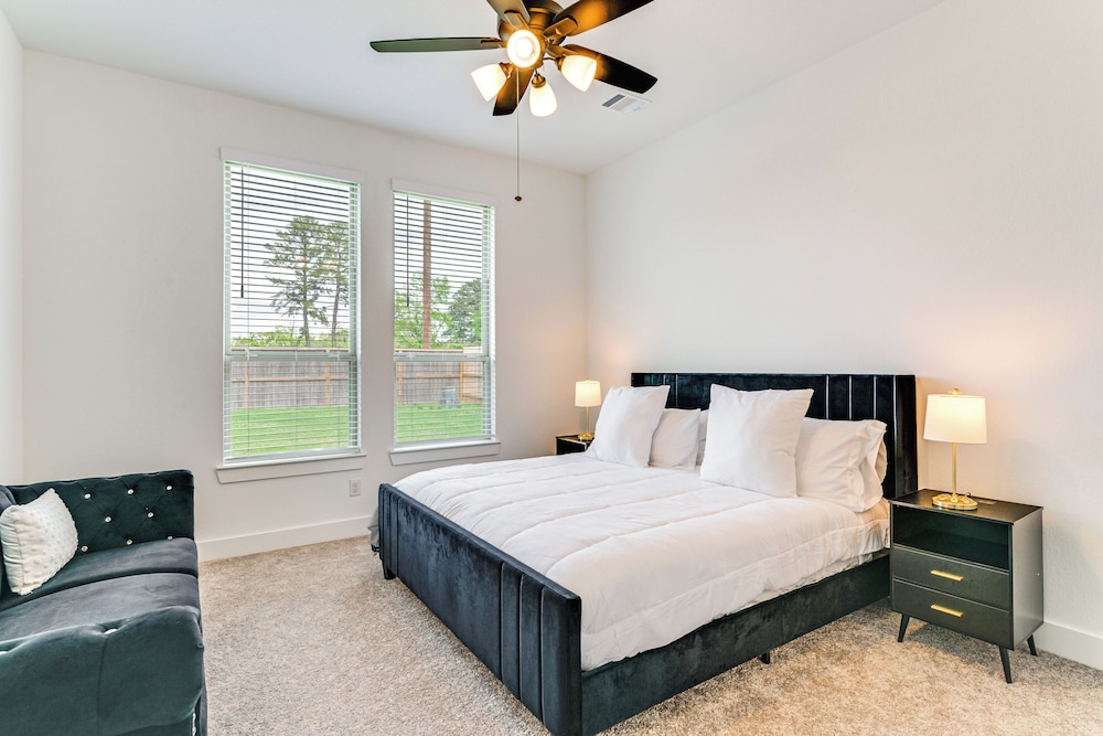 Patio & Pool Access: Family Home in Tomball