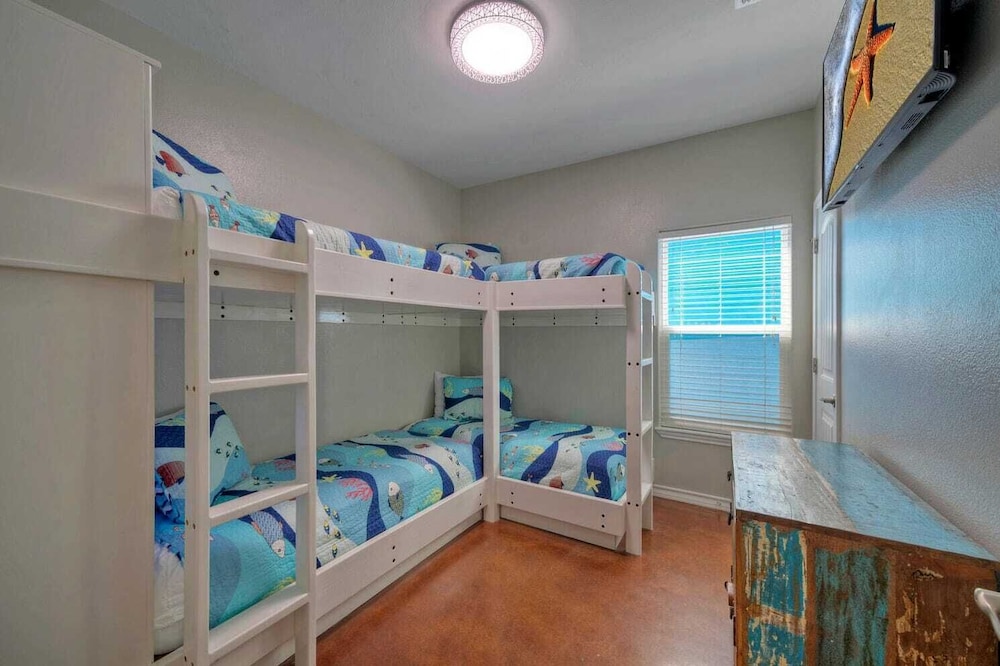 Sleeps 18 2 Beach Homes w/ 2 Pools, Playground, Covered Patios Pirates Bay