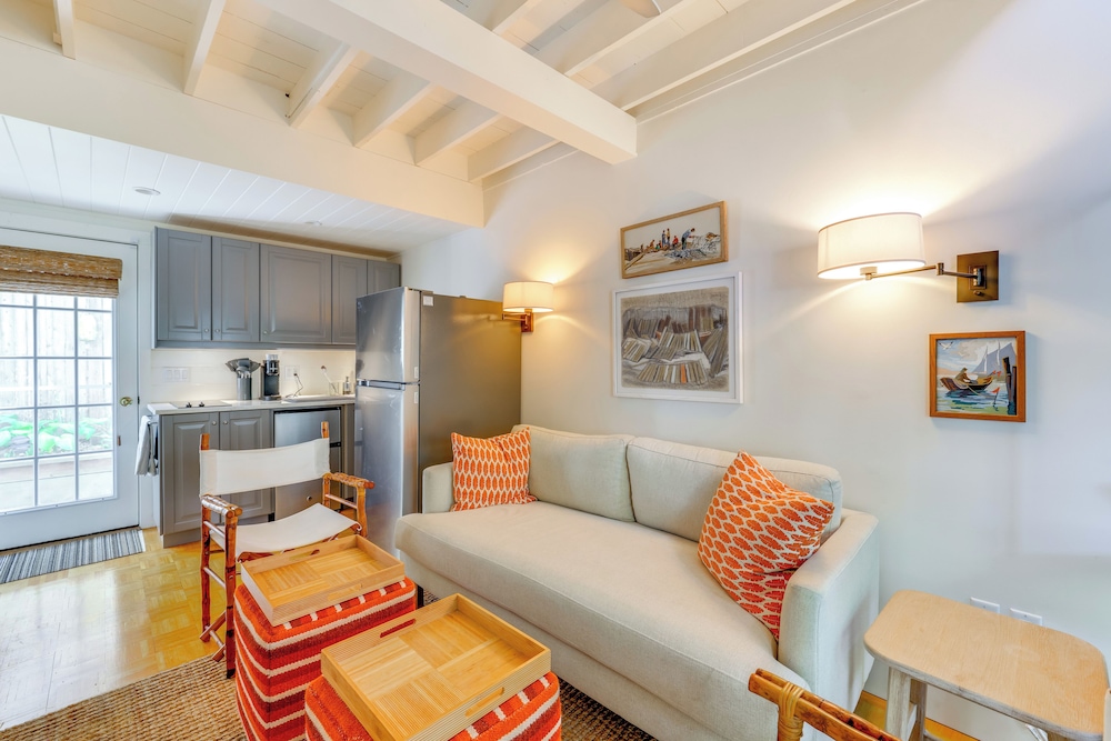 Steps to Beach: Stylish & Lofted Provincetown Gem