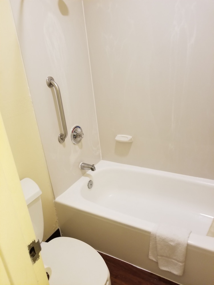 Lansing Vacations - Travelodge by Wyndham Lansing IL - Property Image 19