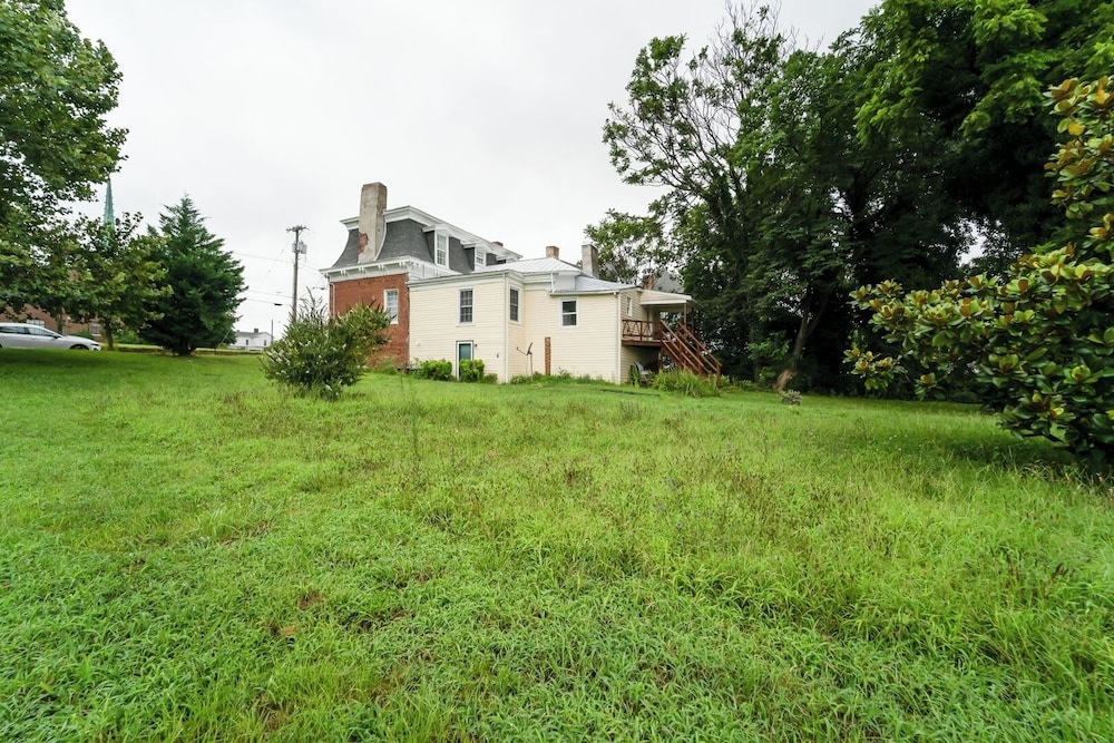 Central 4BR Historic Gem Near Colleges