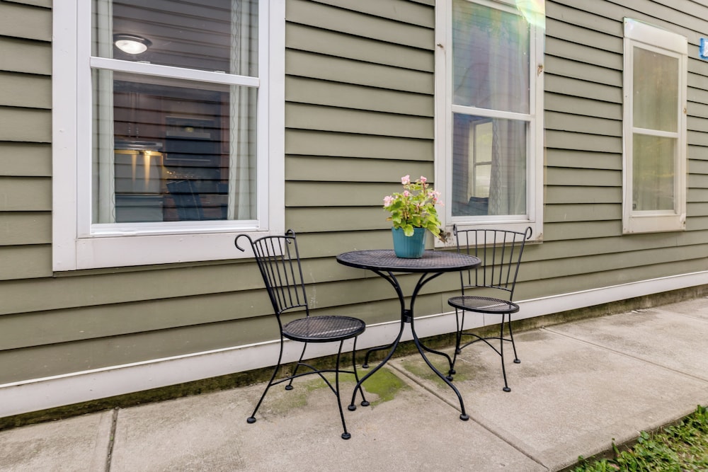 Queen City Charm Near University & Hospitals!