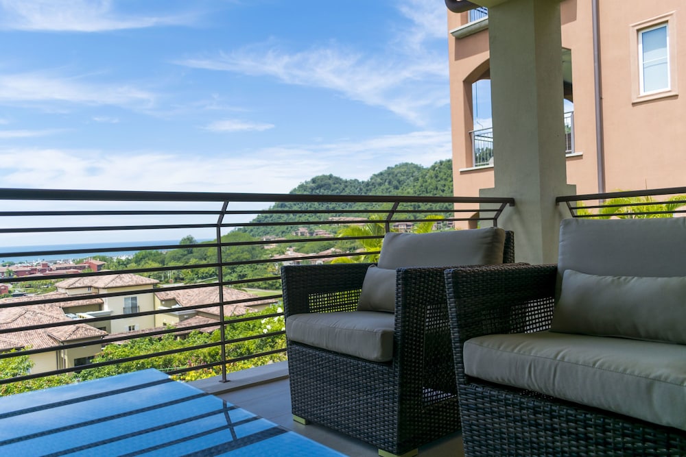 CR Luxury Los Sueños Condos
