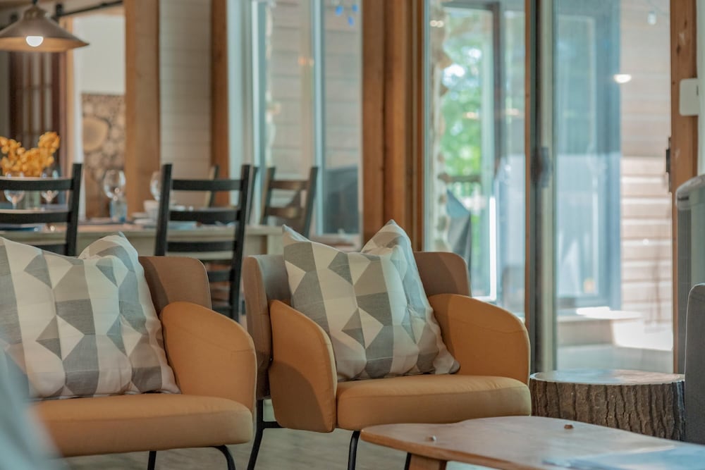 The Phoenix - Riverside Chalet With Beach