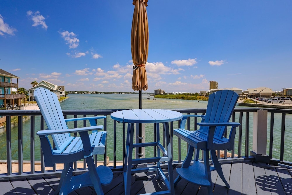 The Pelican 4 Bedroom Home by RedAwning