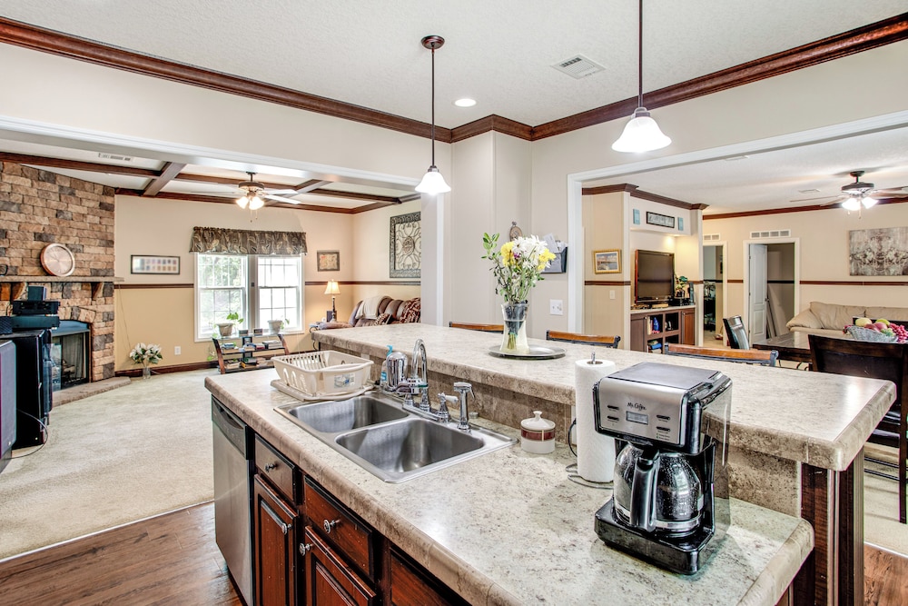 4 Mi to Weston Lake: Eastover Gem w/ Grill