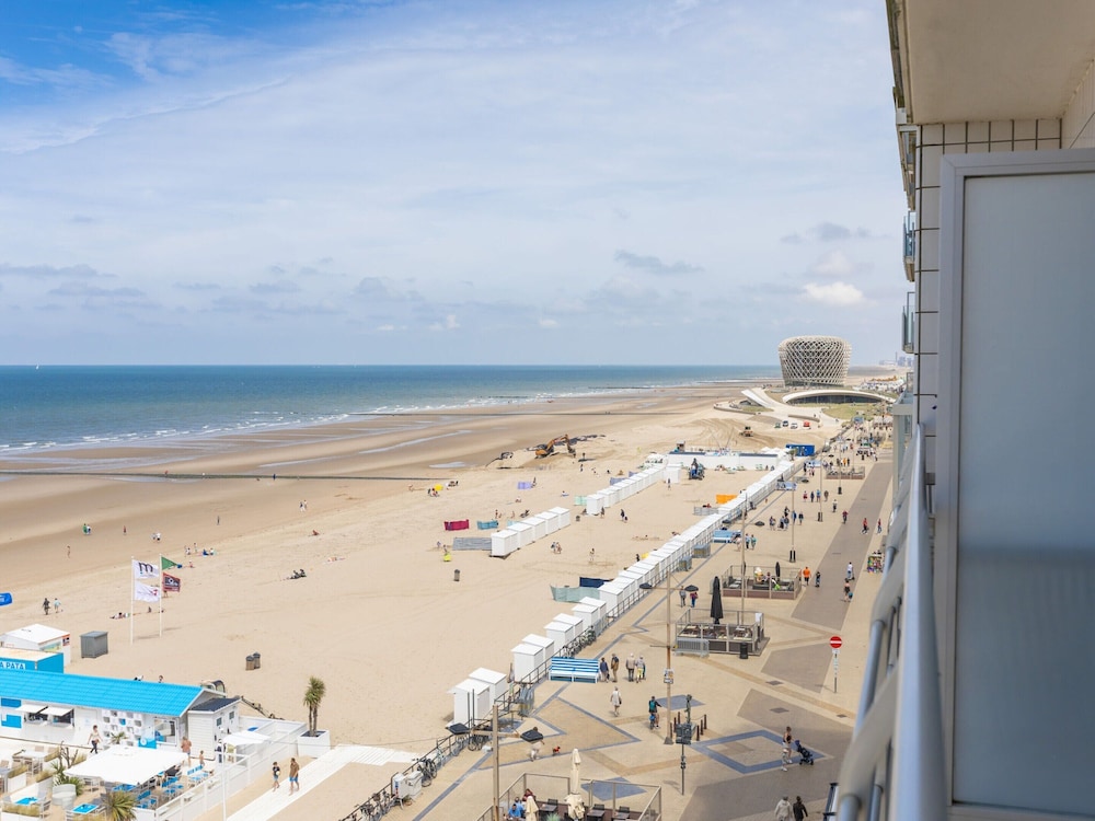 Apartment in Zeedijk With Sea View