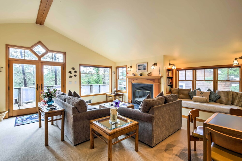 Large Manzanita House w/ 3 Balconies & Ocean Views view 4