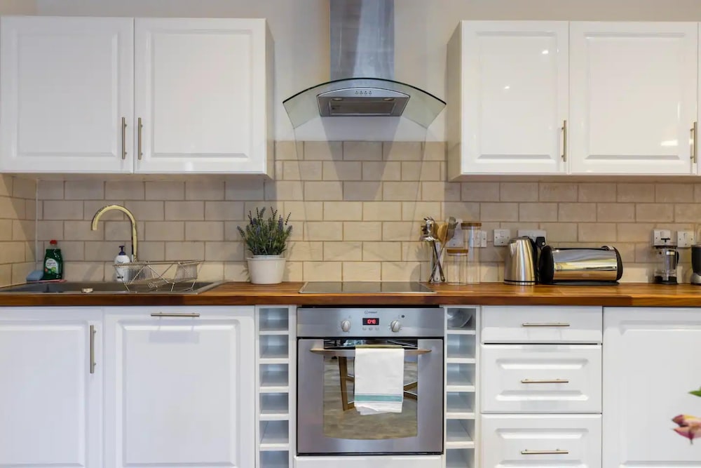 Bright and Modern 2 Bedroom Apartment in Earl's Court