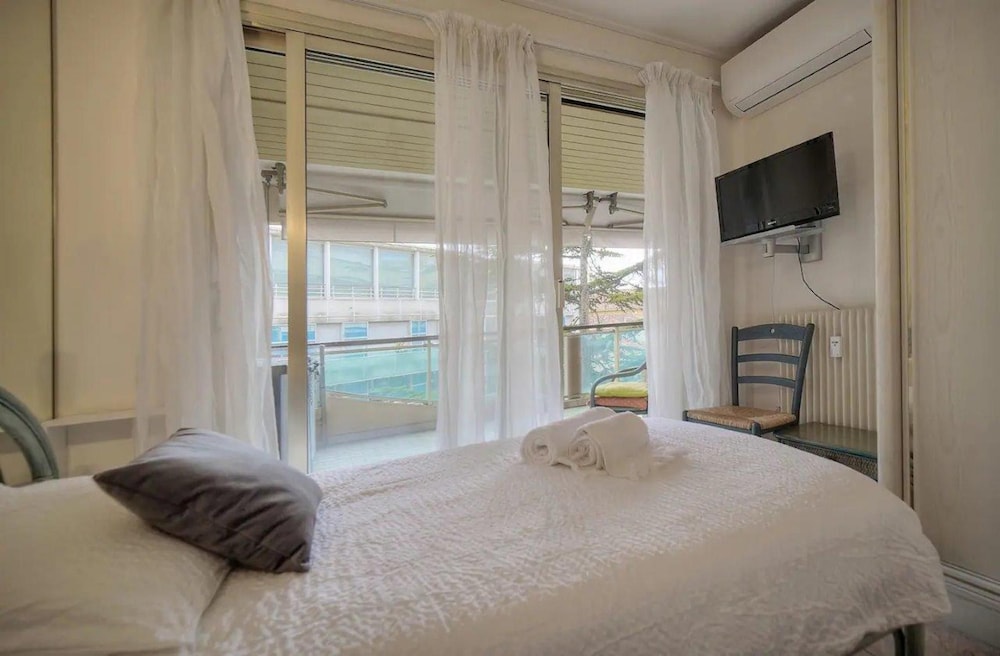 One Bed Apt in the Center of Cannes - 2198