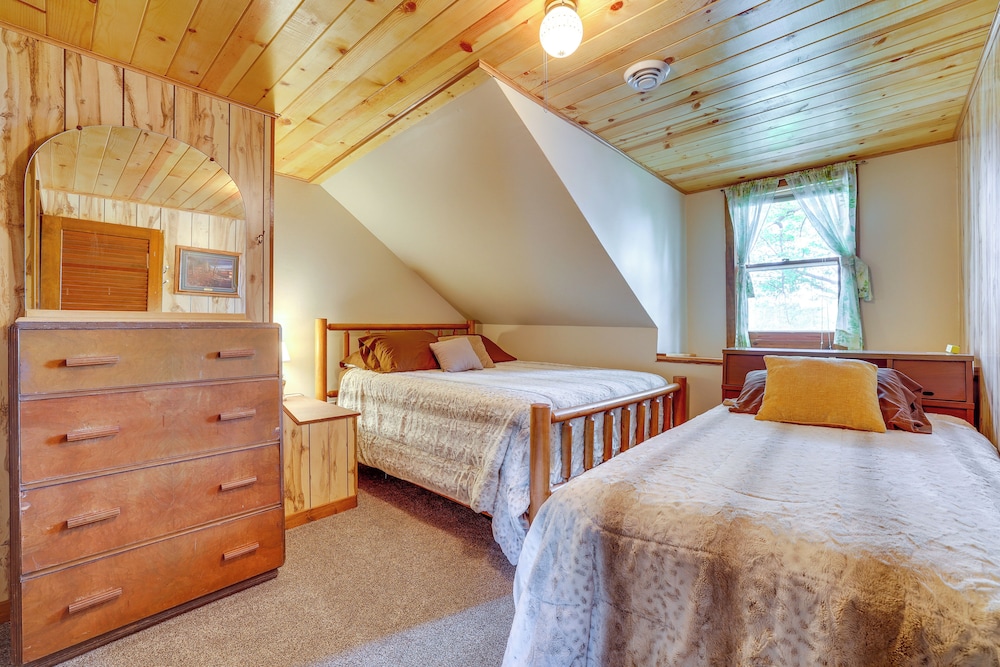 Hatfield Family Home on Lake Arbutus: Boat & Hike