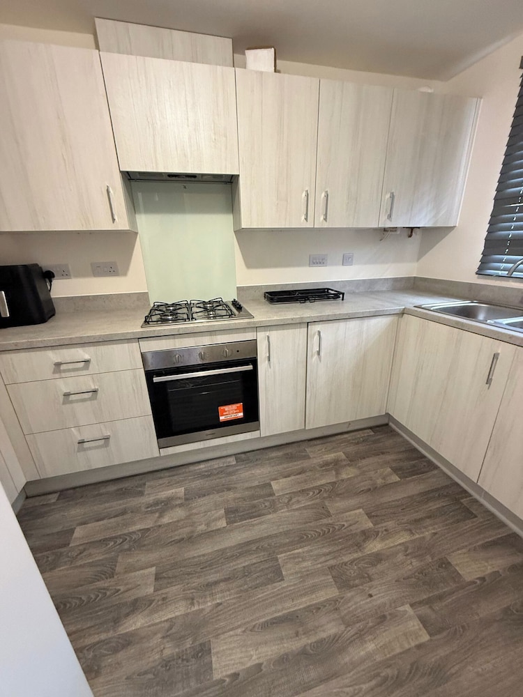 Central 2 Bed Home - Parking, Ev Point, Garden